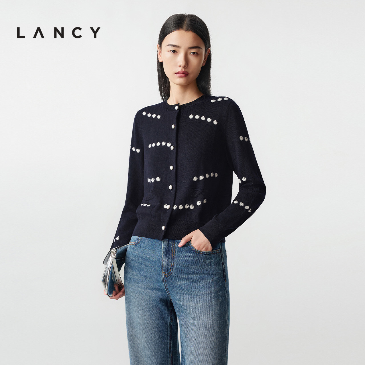 浮雕纹理 撞色提花 经典圆领