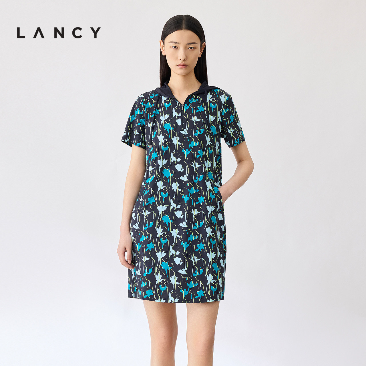 LANCY/朗姿2024夏季新款艺术印花连帽A字连衣裙廓形活力裙子短款