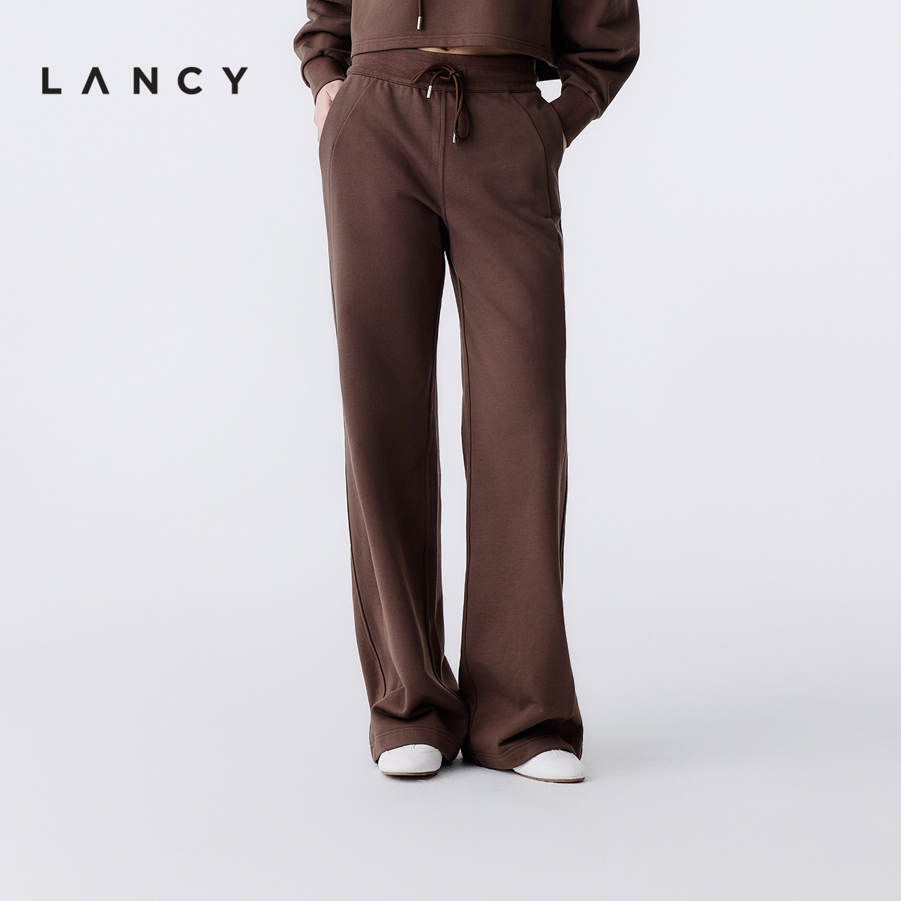 宽松廓形 弹性腰头 抽绳设计