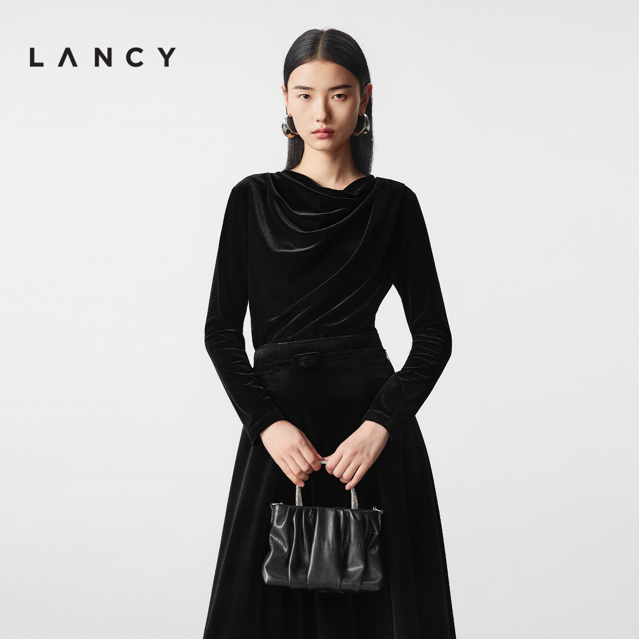 垂领设计 肩腰捏褶 修身廓形