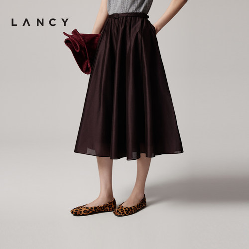 柔和光泽 量感裙摆 装饰腰带