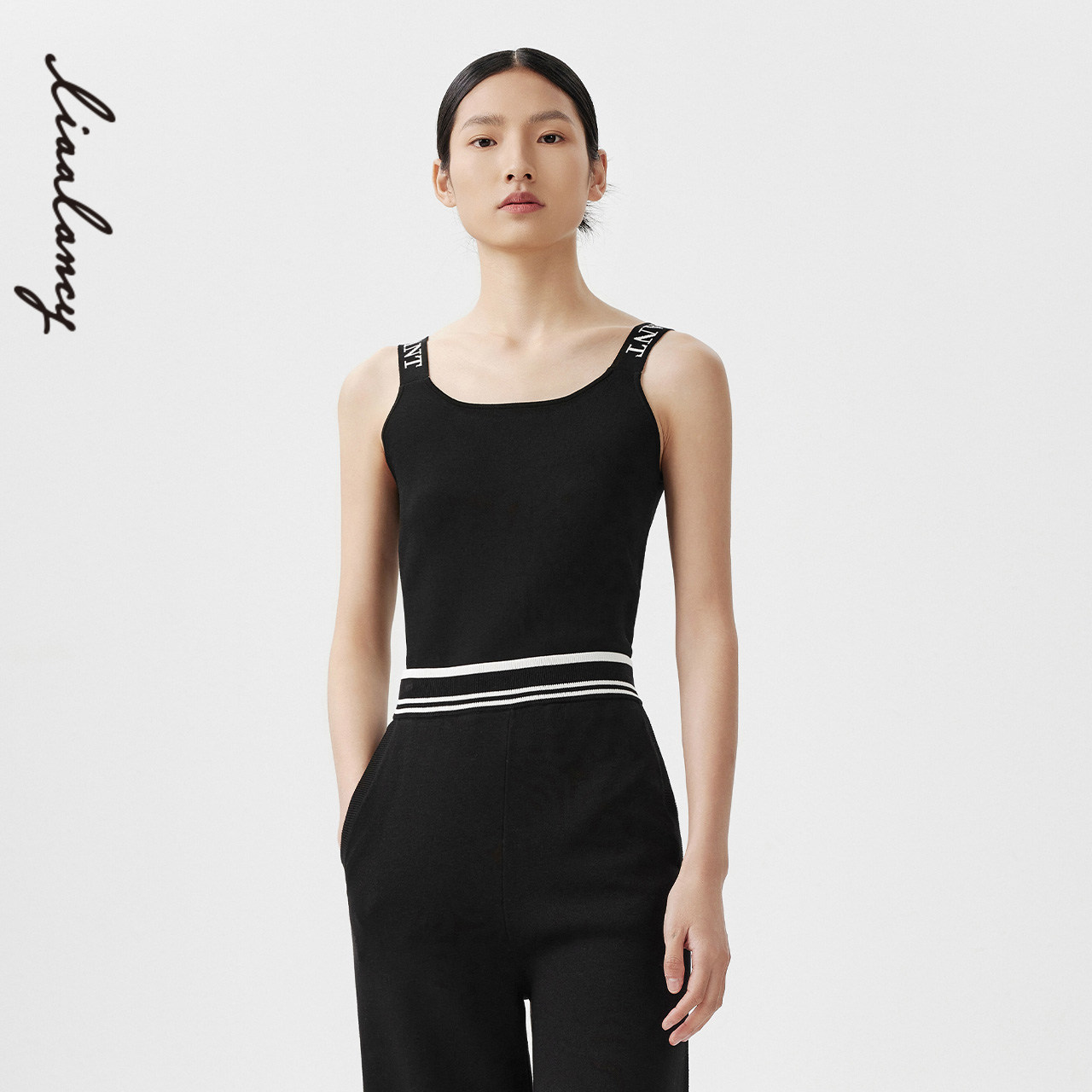 撞色字母 U字领型 修身版型