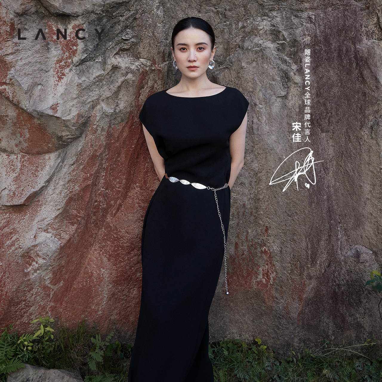 不对称设计 无袖造型 后摆开叉