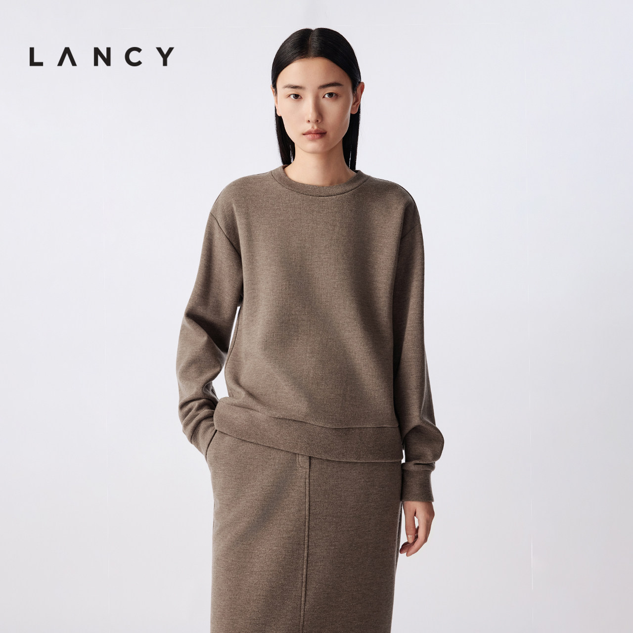 宽松版型 基础圆领 落肩袖型