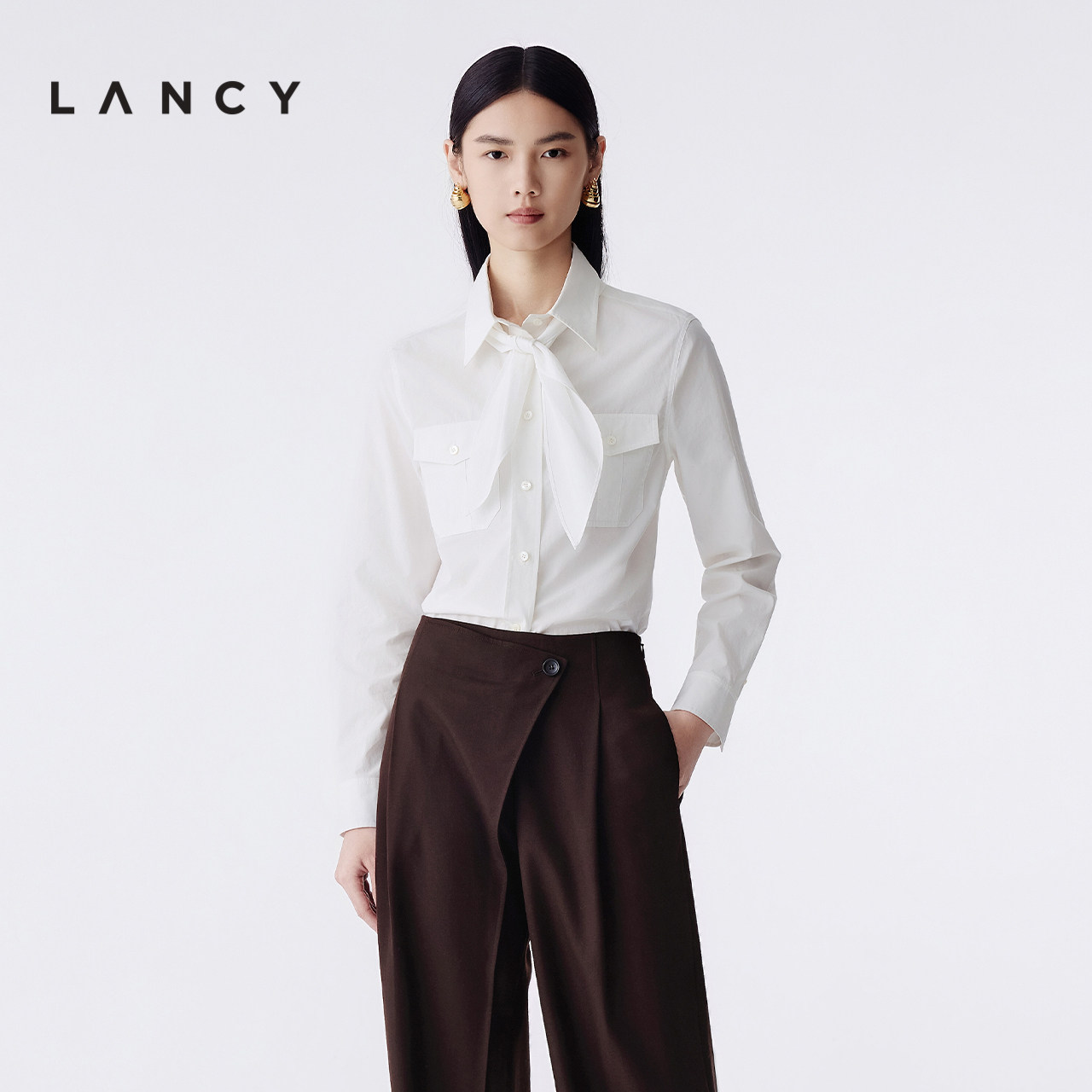 格纹元素 修身版型 绑带领口