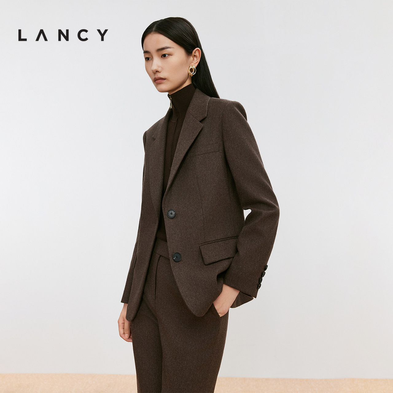 翻盖口袋 收腰设计 简约纽扣