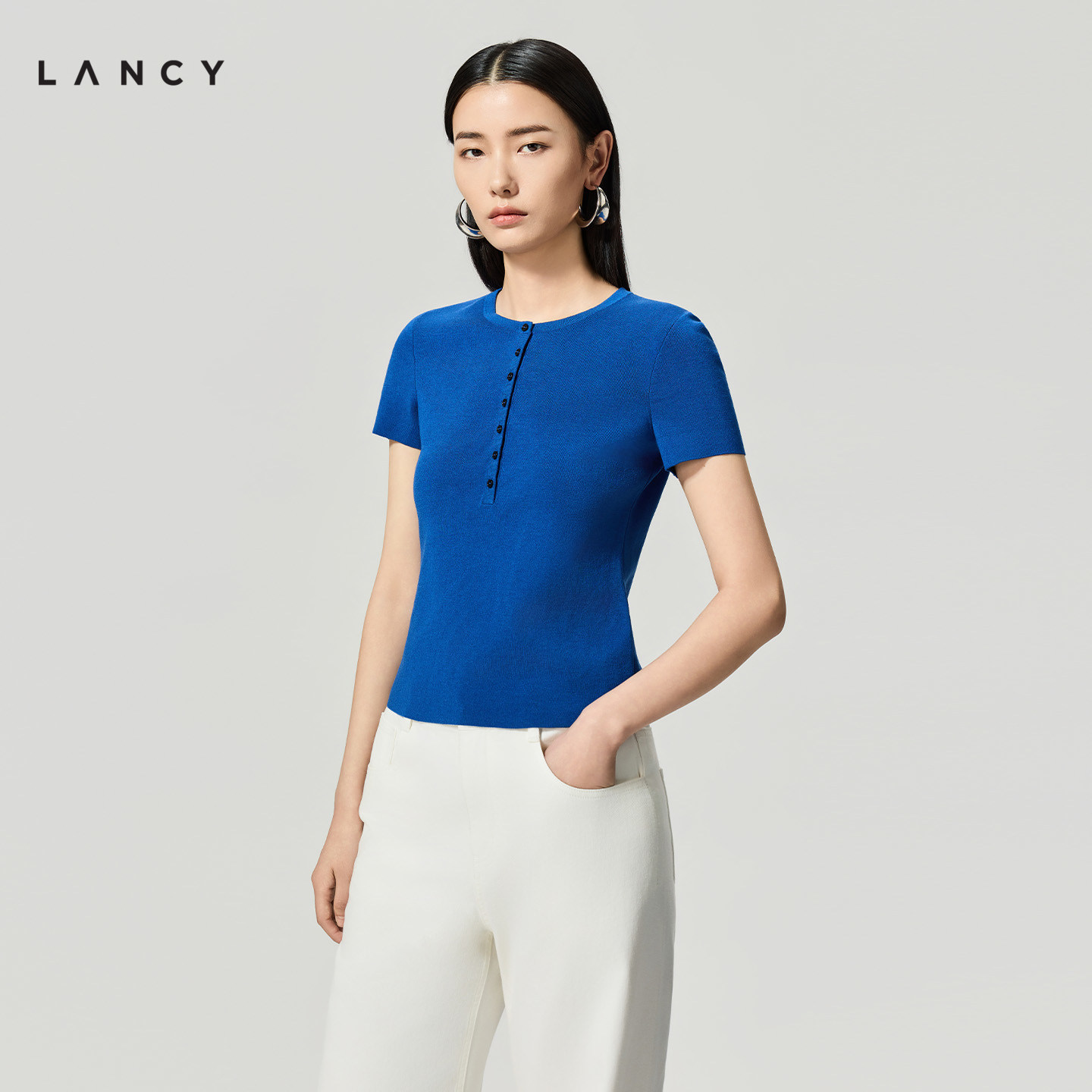 LANCY/朗姿2026夏季新款简约百搭亨利领修身半开襟圆领短袖针织衫 - 实物图