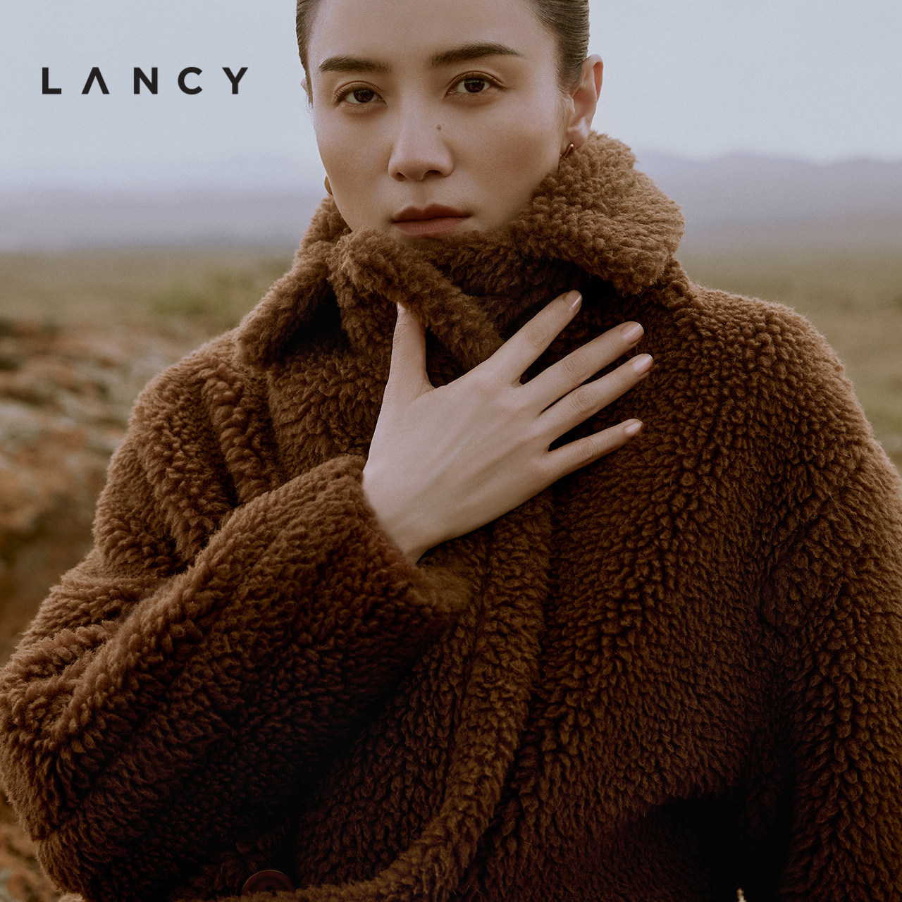 简约双扣 宽边翻领 落肩设计