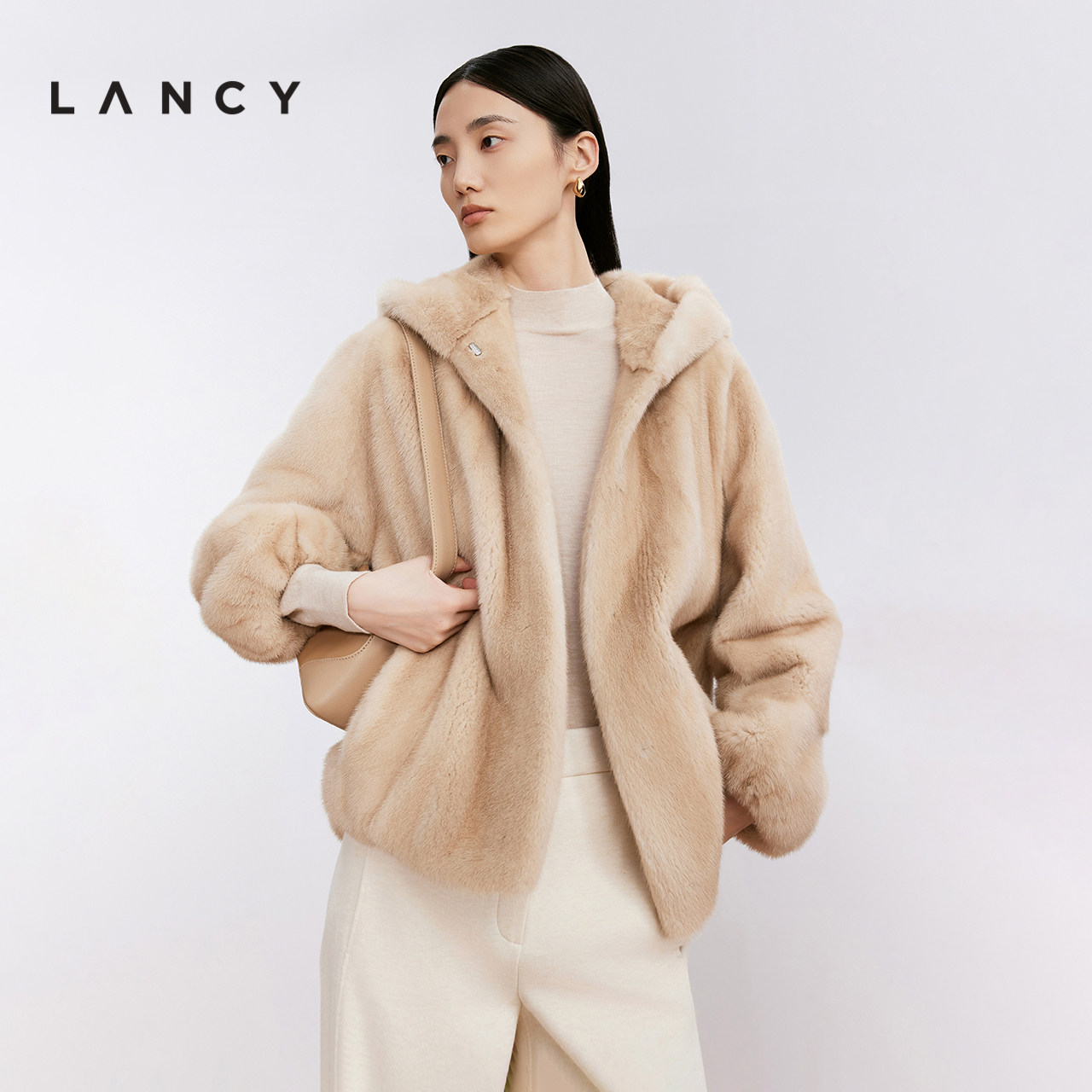 连帽设计 插肩袖型 袖口收束