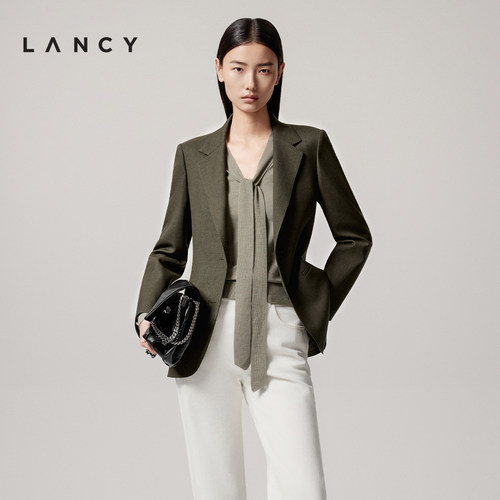 双扣设计 修身廓形 立体剪裁