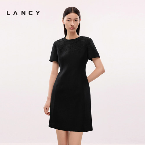 重工刺绣 收腰设计 利落裙长