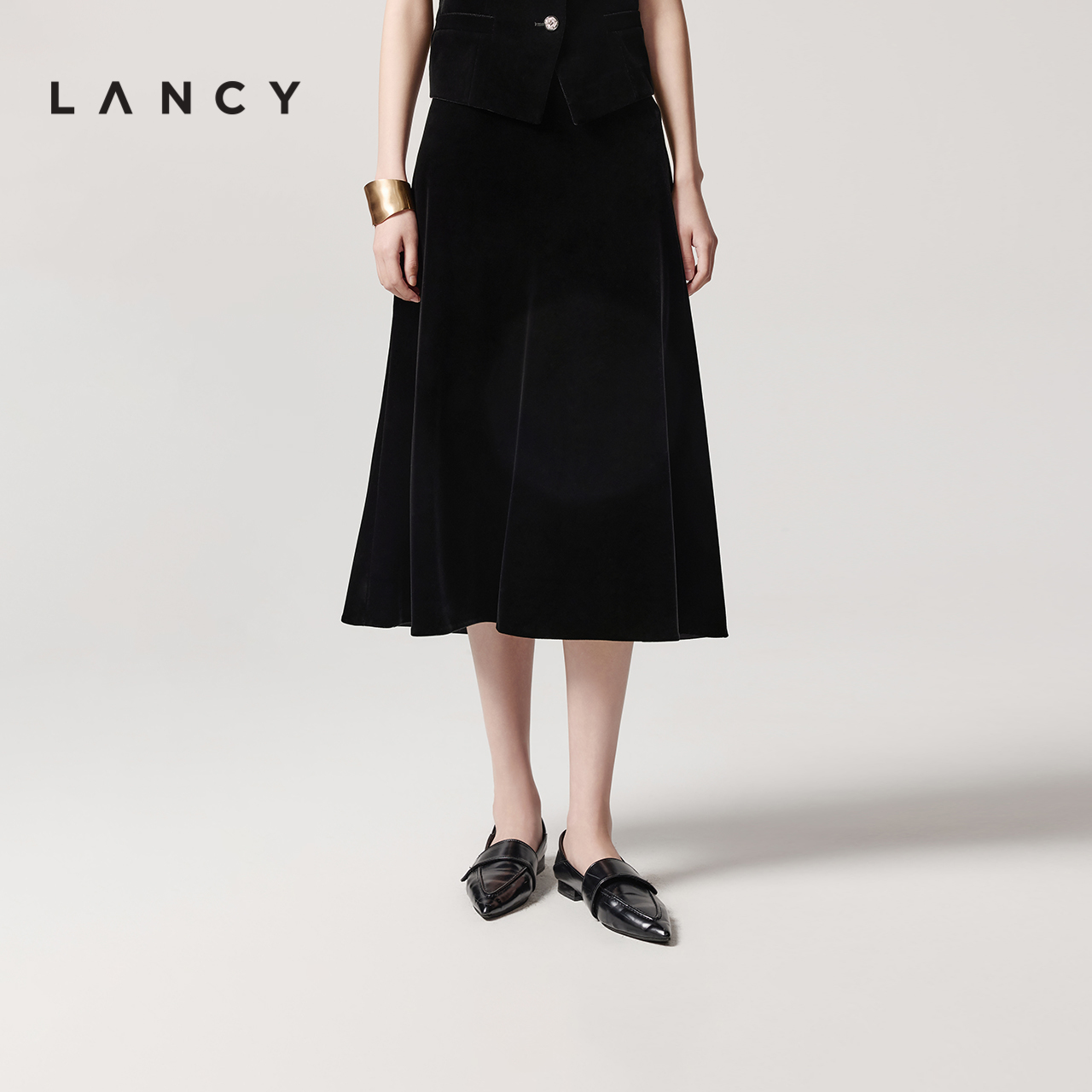 丝绒质感 伞形裙摆 简约裁剪