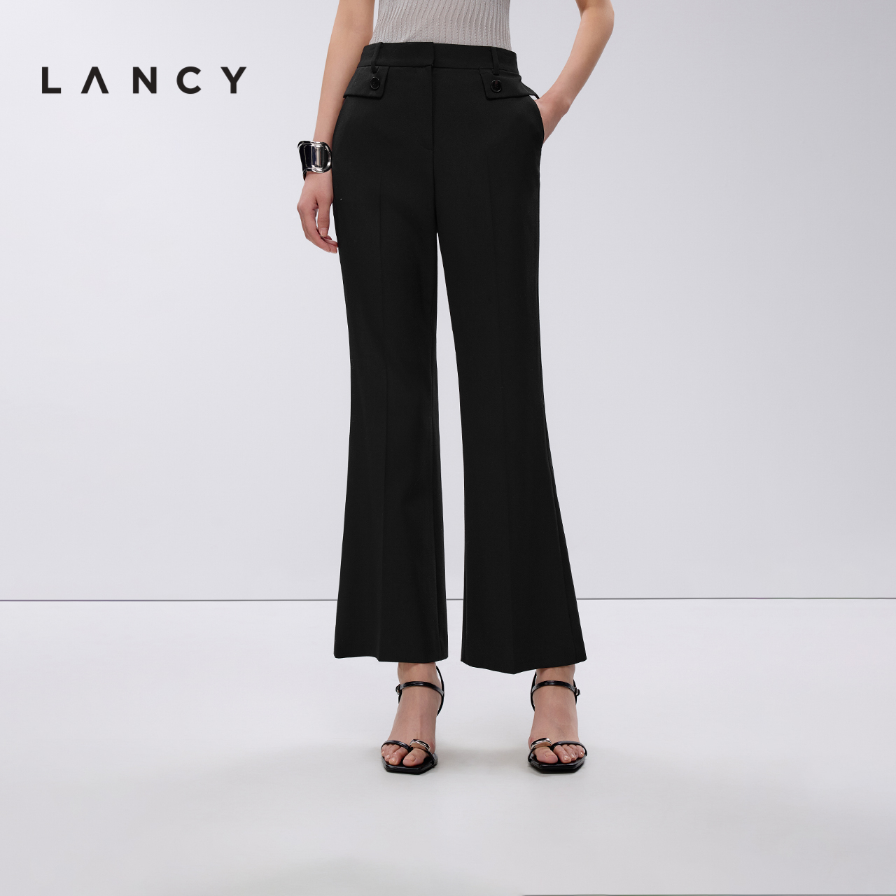 微喇裤型 合身曲线 装饰兜盖