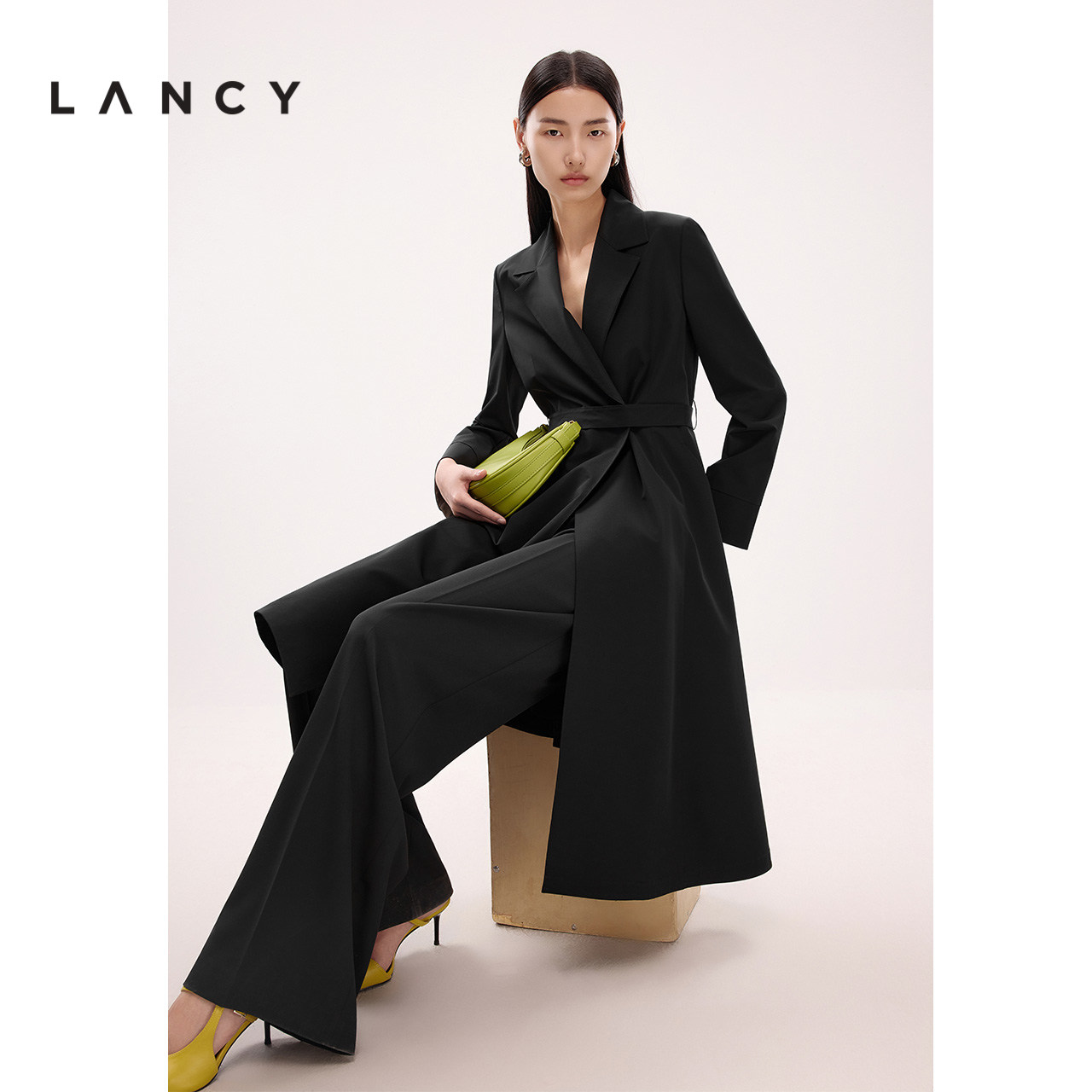 本布腰绳 利落翻领 量感伞摆