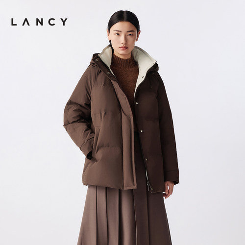 连帽设计 适中长度 细腻表面