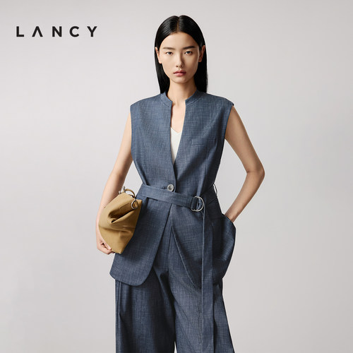 精巧领型 利落版型 舒适面料