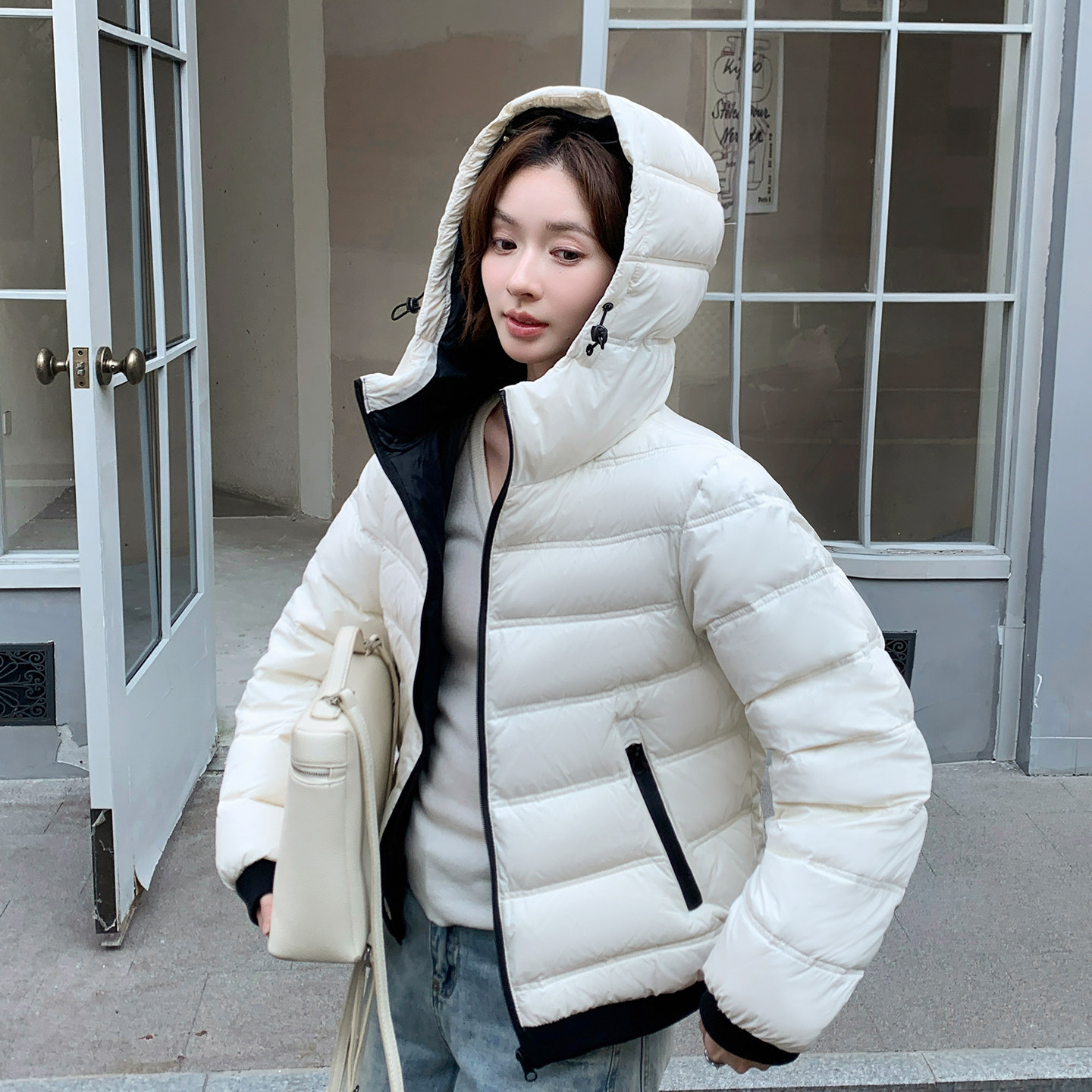 羽绒服女2026新款今年流行爆款90白鸭绒短款连帽保暖显瘦撞色外套
