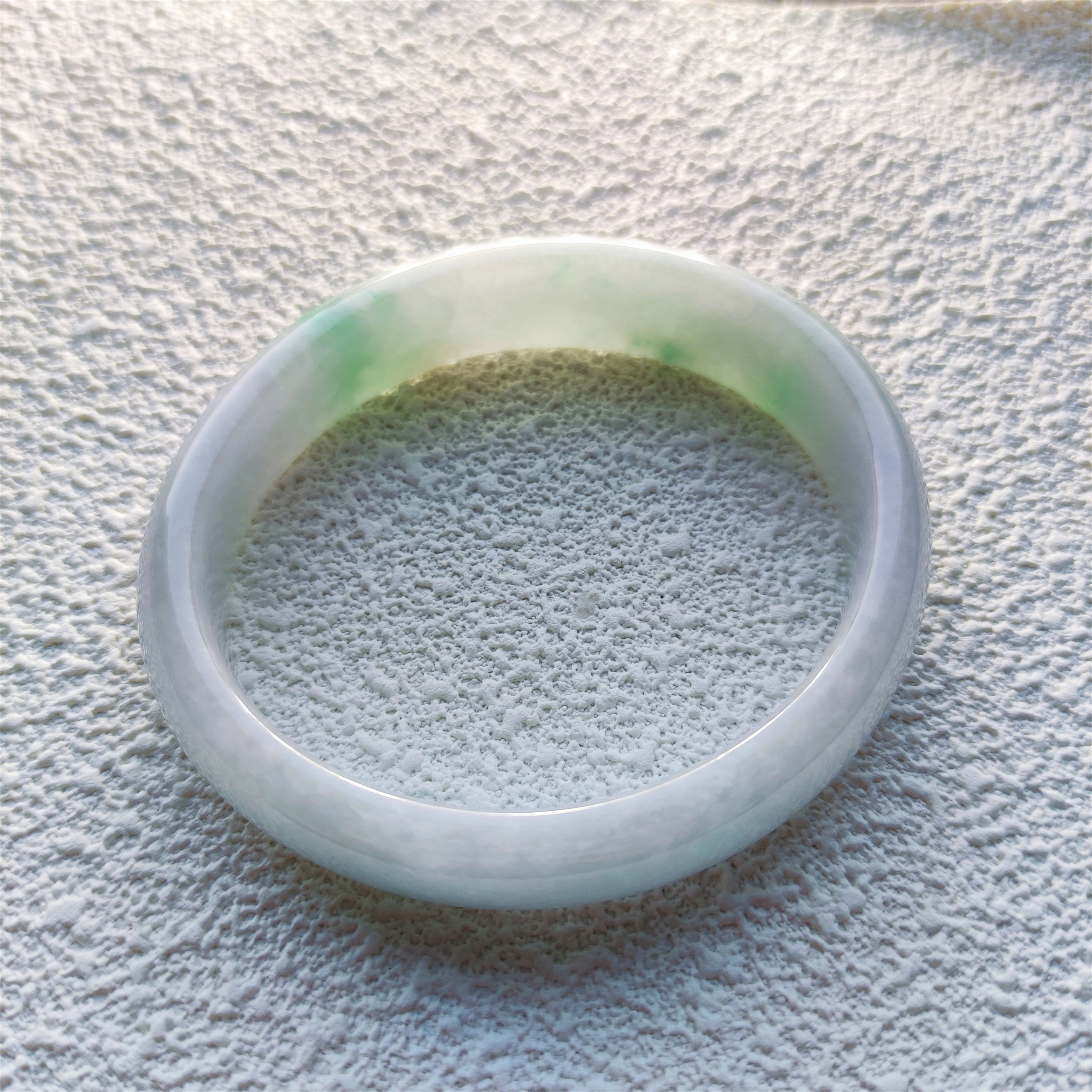 天然翡翠:高细糯化冰飘花白底青阳绿粉洒金56贵妃手镯【已结缘】