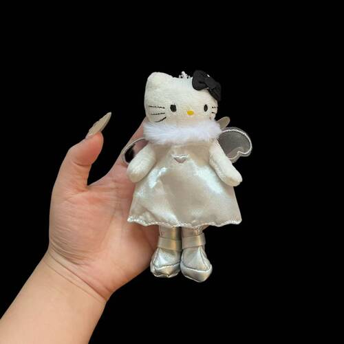 侧脸HelloKitty银缎面天使挂件白毛领蝴蝶结银靴纱翅钥匙扣包挂