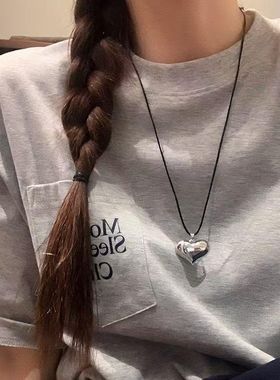 日韩简约甜酷立体光面爱心吊坠项链女高级感抽拉长款黑皮绳毛衣链