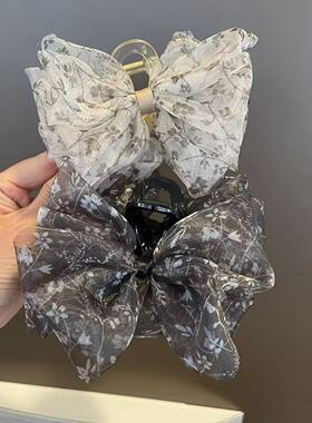 轻奢黑波点网纱碎花鲨鱼夹