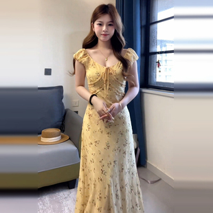今年流行爆款 黄色碎花连衣裙子女夏2025新款 独特漂亮掐腰绝美长裙