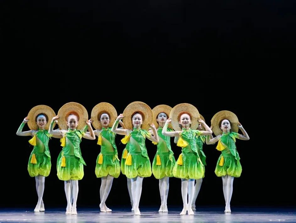 新款六一儿童演出服禾下乘凉梦舞蹈服小兰花奖少儿表演服草帽道具