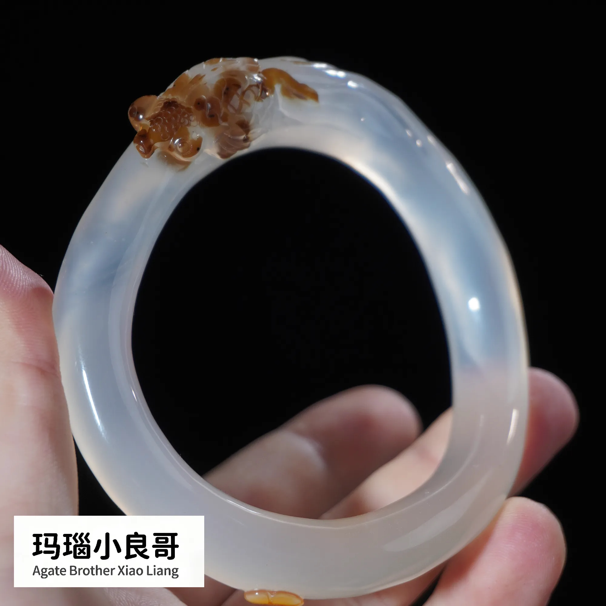 纯天然马达加斯加海洋玉髓雕花手镯精工雕刻金鱼扭扭手镯个性设计