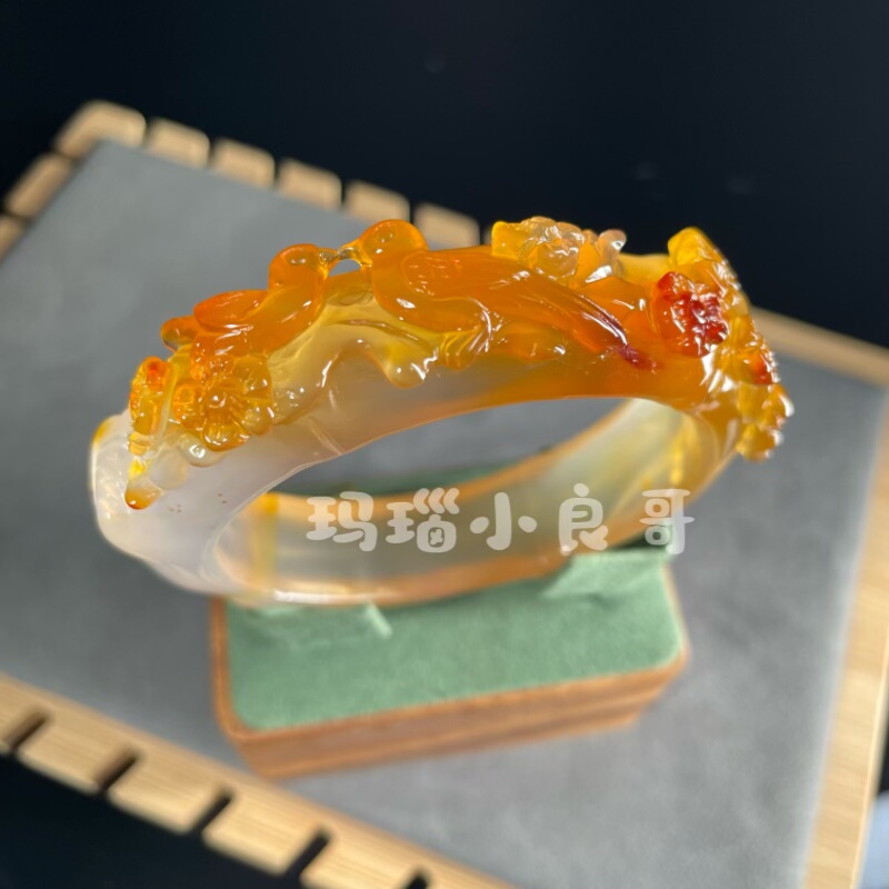 纯天然玛瑙俏色巧雕喜上梅稍手镯精工雕刻梅花手环玉镯女生饰品