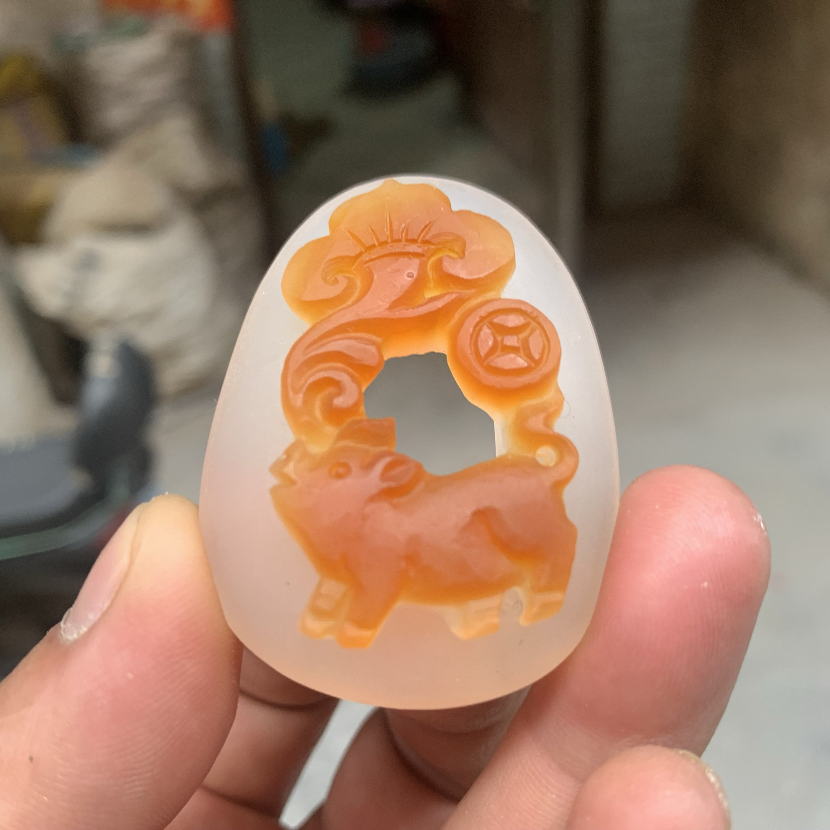 纯天然红玛瑙俏色巧雕小猪吊坠精工雕刻生肖猪挂件项链毛衣链