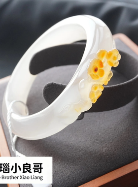 手工俏色巧雕梅花花手镯