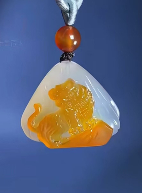 纯天然玛瑙俏色巧雕虎虎生威掌上明珠吊坠手工雕刻男女款贝壳挂件