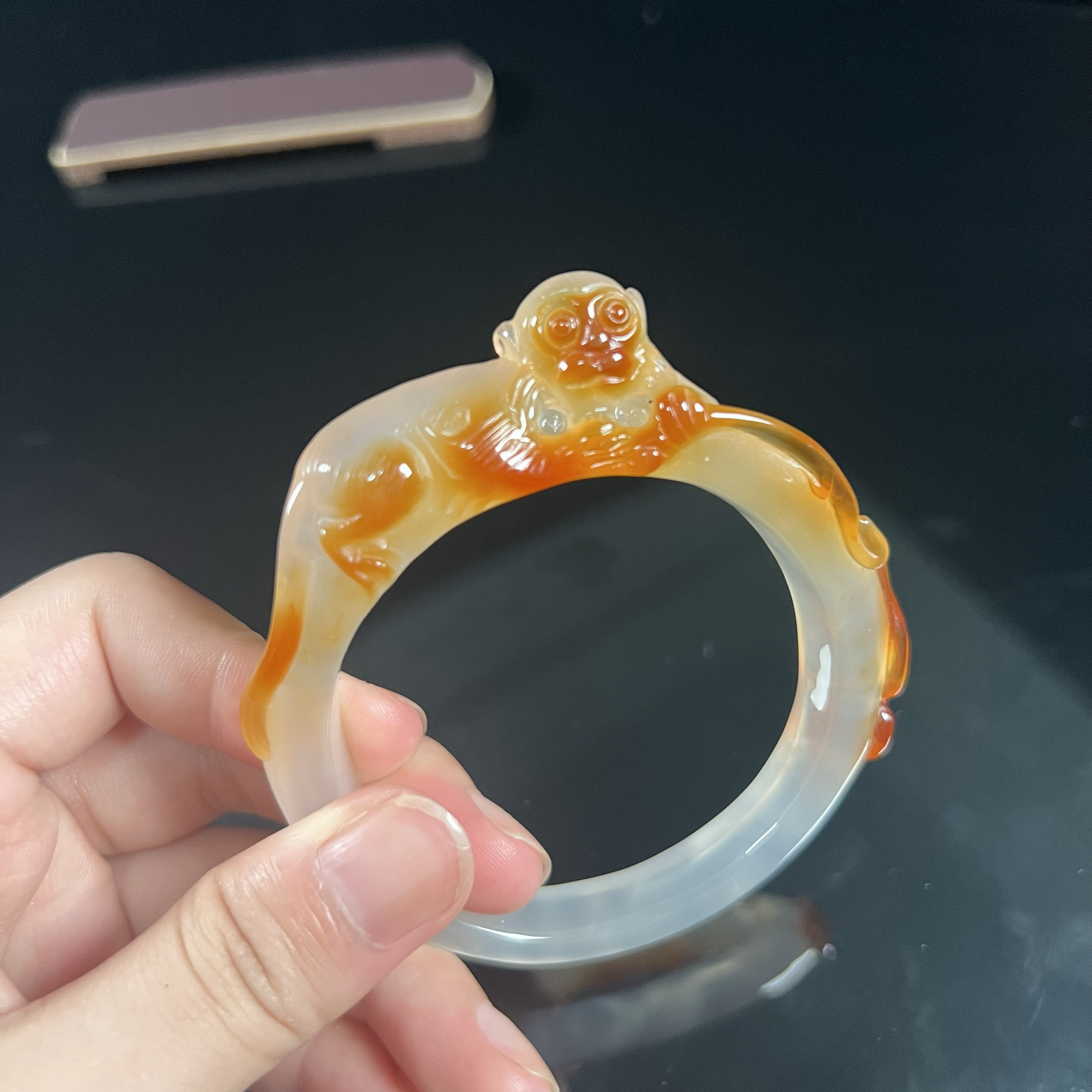 纯天然玛瑙俏色巧雕灵猴献瑞手镯精工雕刻手环女生送礼佳品
