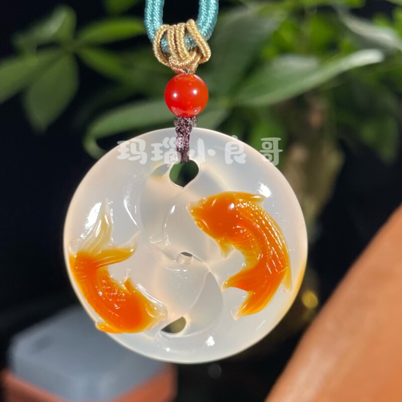 精品天然玛瑙年年有余时来运转吊坠精工雕刻玉髓莫比乌斯环挂件