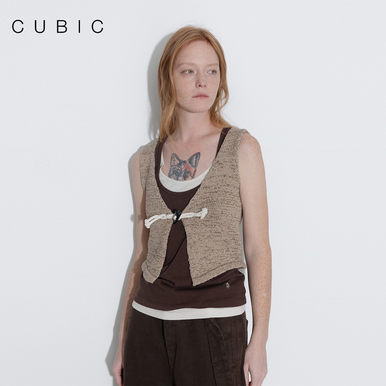 CUBIC复古无袖V领牛角扣毛织衫