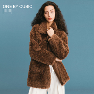 小棕熊天然绵羊毛蓬松皮毛一体立领牛角扣保暖外套 CUBIC ONE