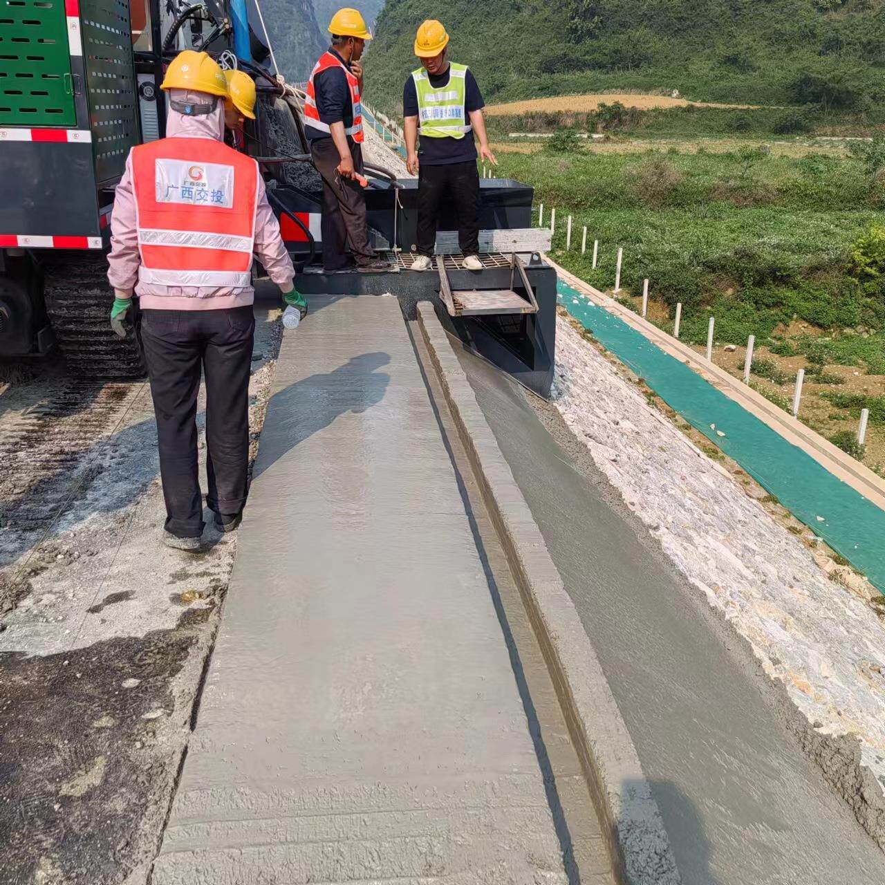 履带式路缘石滑模机 防撞墙滑模机模具齐全 路肩石路沿滑模成型机