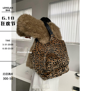 新款 Lonslan 2023冬季 素绒面单肩手提包包女 BAG 小众设计豹纹元