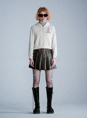 Lapaki Paka 是带着兔耳朵的毛边贴布绣休闲学院感短款卫衣外套女