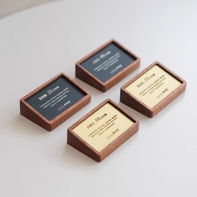 实木台签价格展示牌餐厅酒店桌牌高档化妆品名酒茶叶柜台产品介绍创意高级感价签摆台