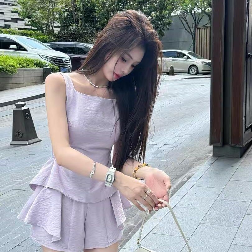 夏天巨好看的套装女2025新款纯欲风露腰背带上衣荷叶边短裤两件套