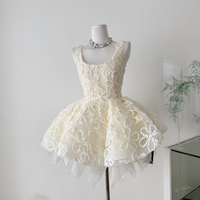 Sweet草莓女孩柔瓣花筵重工白黑2色方领收腰显瘦A字裙摆连衣裙女