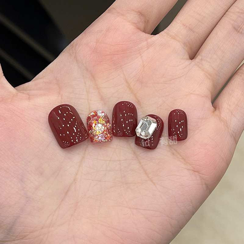 红色系穿戴甲短款2025新年款爆款穿戴美甲春夏高级感手工指甲贴片