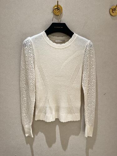 歌L思  24年全标大货   米白色针织上衣 EWE353M10100