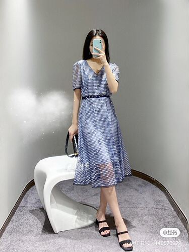 歌L思 22年全标  蓝色连衣裙 少腰带 EWE332Y22400