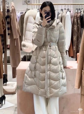 歌家女装  23年全标大货  卡其色鹅绒羽绒服 EWD344L03100