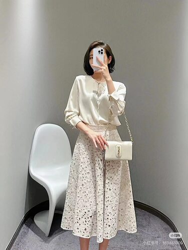 歌L思 23年全标大货  浅米杏色桑蚕丝衬衫 EWE341C01700