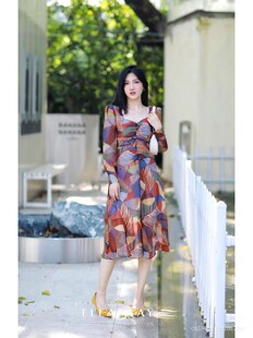 歌家女装 EWW333Y08100 22年全标大货 红粉混搭连衣裙