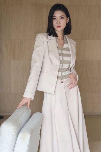 歌L思 24年全标  香草杏西装外套，少腰带 EWE351T00900