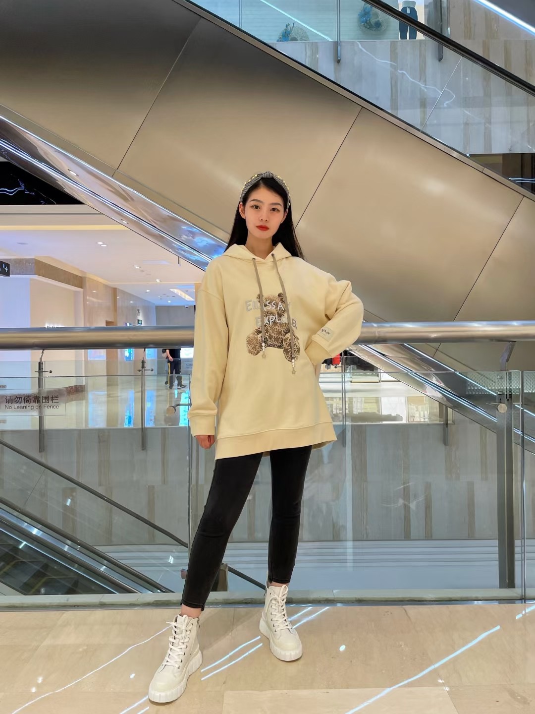 歌L思    21年全标  米色宽松版连帽卫衣 EWW324Z00500